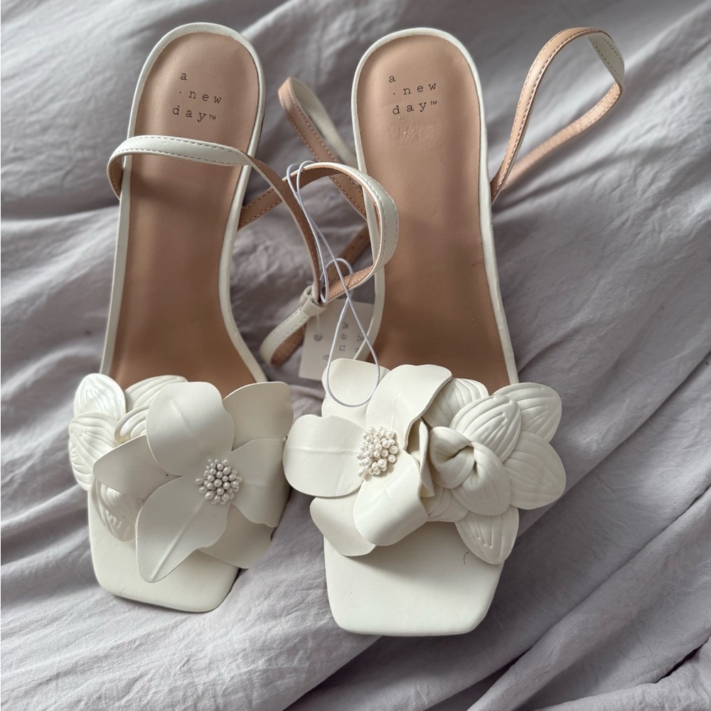 A New Day Women's White Floral Sandals